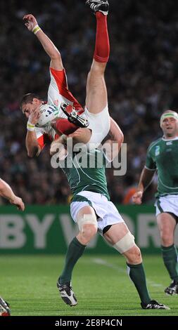 Georgiens Giorgi Chkhaidze wird am 15. September 2007 im Chaban Delmas Stadium in Bordeaux, Frankreich, während der IRB Rugby World Cup 2007, Pool D, Irland gegen Georgien von Irlands Paul O'Connell herausgefordert. Irland gewann 14-10. Foto von Nicolas Gouhier/Cameleon/ABACAPRESS.COM Stockfoto