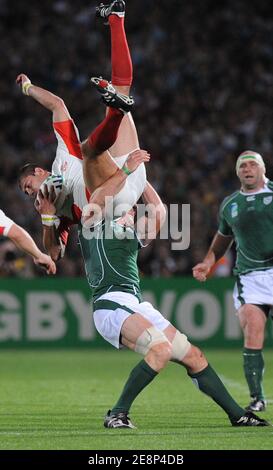 Georgiens Giorgi Chkhaidze wird am 15. September 2007 im Chaban Delmas Stadium in Bordeaux, Frankreich, während der IRB Rugby World Cup 2007, Pool D, Irland gegen Georgien von Irlands Paul O'Connell herausgefordert. Irland gewann 14-10. Foto von Nicolas Gouhier/Cameleon/ABACAPRESS.COM Stockfoto