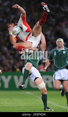 Georgiens Giorgi Chkhaidze wird am 15. September 2007 im Chaban Delmas Stadium in Bordeaux, Frankreich, während der IRB Rugby World Cup 2007, Pool D, Irland gegen Georgien von Irlands Paul O'Connell herausgefordert. Irland gewann 14-10. Foto von Nicolas Gouhier/Cameleon/ABACAPRESS.COM Stockfoto