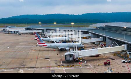 Luftaufnahme des Regionalflughafens mit Terminal und Flugzeugen, Jets geparkt auf Asphalt von oben, regionaler Flughafen in den Vereinigten Staaten von Amerika Stockfoto