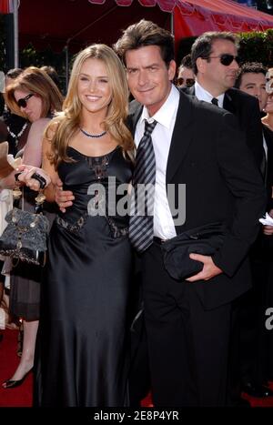 Charlie Sheen und Brooke Allen nehmen an den 59. Jährlichen Primetime Emmy Awards Teil, die am 16. September 2007 im Shrine Auditorium in Los Angeles, CA, USA, stattfinden. Foto von Lionel Hahn/ABACAPRESS.COM Stockfoto