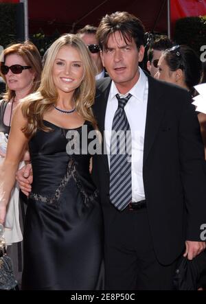 Charlie Sheen und Brooke Allen nehmen an den 59. Jährlichen Primetime Emmy Awards Teil, die am 16. September 2007 im Shrine Auditorium in Los Angeles, CA, USA, stattfinden. Foto von Lionel Hahn/ABACAPRESS.COM Stockfoto