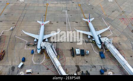 Luftaufnahme des Regionalflughafens mit Terminal und Flugzeugen, Jets geparkt auf Asphalt von oben, regionaler Flughafen in den Vereinigten Staaten von Amerika Stockfoto