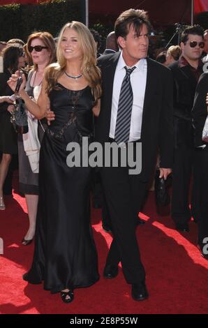 Charlie Sheen und Brooke Allen nehmen an den 59. Jährlichen Primetime Emmy Awards Teil, die am 16. September 2007 im Shrine Auditorium in Los Angeles, CA, USA, stattfinden. Foto von Lionel Hahn/ABACAPRESS.COM Stockfoto