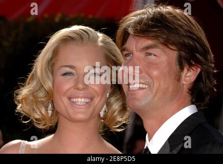 Rebecca Romijn und ihr Ehemann Jerry O'Connell nahmen an den 59. Jährlichen Primetime Emmy Awards Teil, die am 16. September 2007 im Shrine Auditorium in Los Angeles, CA, USA, abgehalten wurden. Foto von Lionel Hahn/ABACAPRESS.COM Stockfoto