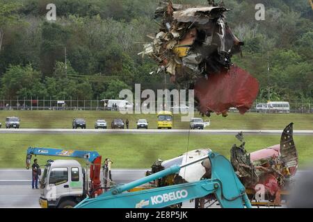 Rettungskräfte begutachten am 17. September 2007 den Flugzeugabsturz auf dem Flughafen von Phuket in Thailand.EIN Billigflugzeug mit 128 Personen an Bord stürzte am 16. September 2007 auf der thailändischen Ferieninsel Phuket ab. 88 Menschen wurden getötet, als es aufbrach und in Flammen aufging, während er versuchte, bei starkem Regen zu landen.die restlichen 42 Menschen an Bord des Fluges aus Bangkok überlebten und wurden in nahe gelegenen Krankenhäusern wegen einer Vielzahl von Verletzungen behandelt. Foto von Patrick Durand/ABACAPRESS.COM Stockfoto