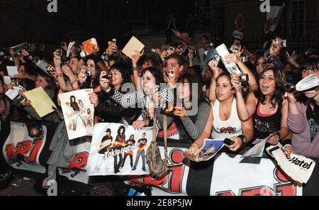 Hysterische französische Fans der deutschen Rockband 'Tokio Hotel' versammeln sich am 14. September 2007 vor dem Hauptsitz des NRJ Radiosenders in Paris, Frankreich. Die Fans warten darauf, dass die Band Autogramme und Bilder bekommt, bevor sie ein Live-Interview im Radio beantworten. Foto von Nicolas Khayat/ABACAPRESS.COM Stockfoto