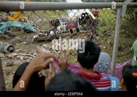 Rettungskräfte begutachten am 17. September 2007 den Flugzeugabsturz auf dem Flughafen von Phuket in Thailand.EIN Billigflugzeug mit 128 Personen an Bord stürzte am 16. September 2007 auf der thailändischen Ferieninsel Phuket ab. 88 Menschen wurden getötet, als es aufbrach und in Flammen aufging, während er versuchte, bei starkem Regen zu landen.die restlichen 42 Menschen an Bord des Fluges aus Bangkok überlebten und wurden in nahe gelegenen Krankenhäusern wegen einer Vielzahl von Verletzungen behandelt. Foto von Patrick Durand/ABACAPRESS.COM Stockfoto
