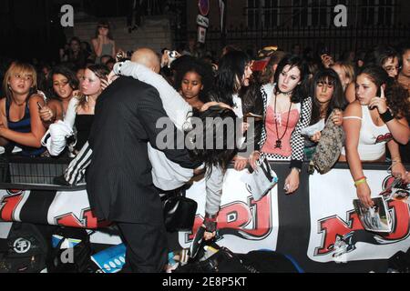 Hysterische französische Fans der deutschen Rockband 'Tokio Hotel' versammeln sich am 14. September 2007 vor dem Hauptsitz des NRJ Radiosenders in Paris, Frankreich. Die Fans warten darauf, dass die Band Autogramme und Bilder bekommt, bevor sie ein Live-Interview im Radio beantworten. Foto von Nicolas Khayat/ABACAPRESS.COM Stockfoto