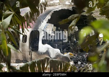 Rettungskräfte begutachten am 17. September 2007 den Flugzeugabsturz auf dem Flughafen von Phuket in Thailand.EIN Billigflugzeug mit 128 Personen an Bord stürzte am 16. September 2007 auf der thailändischen Ferieninsel Phuket ab. 88 Menschen wurden getötet, als es aufbrach und in Flammen aufging, während er versuchte, bei starkem Regen zu landen.die restlichen 42 Menschen an Bord des Fluges aus Bangkok überlebten und wurden in nahe gelegenen Krankenhäusern wegen einer Vielzahl von Verletzungen behandelt. Foto von Patrick Durand/ABACAPRESS.COM Stockfoto