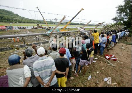 Rettungskräfte begutachten am 17. September 2007 den Flugzeugabsturz auf dem Flughafen von Phuket in Thailand.EIN Billigflugzeug mit 128 Personen an Bord stürzte am 16. September 2007 auf der thailändischen Ferieninsel Phuket ab. 88 Menschen wurden getötet, als es aufbrach und in Flammen aufging, während er versuchte, bei starkem Regen zu landen.die restlichen 42 Menschen an Bord des Fluges aus Bangkok überlebten und wurden in nahe gelegenen Krankenhäusern wegen einer Vielzahl von Verletzungen behandelt. Foto von Patrick Durand/ABACAPRESS.COM Stockfoto