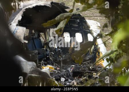 Rettungskräfte begutachten am 17. September 2007 den Flugzeugabsturz auf dem Flughafen von Phuket in Thailand.EIN Billigflugzeug mit 128 Personen an Bord stürzte am 16. September 2007 auf der thailändischen Ferieninsel Phuket ab. 88 Menschen wurden getötet, als es aufbrach und in Flammen aufging, während er versuchte, bei starkem Regen zu landen.die restlichen 42 Menschen an Bord des Fluges aus Bangkok überlebten und wurden in nahe gelegenen Krankenhäusern wegen einer Vielzahl von Verletzungen behandelt. Foto von Patrick Durand/ABACAPRESS.COM Stockfoto
