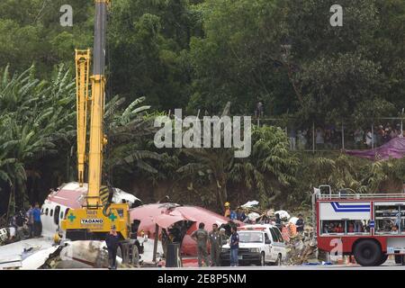 Rettungskräfte begutachten am 17. September 2007 den Flugzeugabsturz auf dem Flughafen von Phuket in Thailand.EIN Billigflugzeug mit 128 Personen an Bord stürzte am 16. September 2007 auf der thailändischen Ferieninsel Phuket ab. 88 Menschen wurden getötet, als es aufbrach und in Flammen aufging, während er versuchte, bei starkem Regen zu landen.die restlichen 42 Menschen an Bord des Fluges aus Bangkok überlebten und wurden in nahe gelegenen Krankenhäusern wegen einer Vielzahl von Verletzungen behandelt. Foto von Patrick Durand/ABACAPRESS.COM Stockfoto