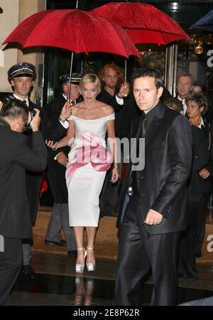 DIE US-Schauspielerin Sharon Stone verlässt am 17. September 2007 das Hotel Plaza Athenee auf dem Weg zu Christian Diors Flagship-Store-Party zum 60. Geburtstag, der Avenue Montaigne in Paris, Frankreich. Foto von Denis Guignebourg/ABACAPRESS.COM Stockfoto