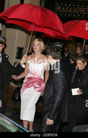 DIE US-Schauspielerin Sharon Stone verlässt am 17. September 2007 das Hotel Plaza Athenee auf dem Weg zu Christian Diors Flagship-Store-Party zum 60. Geburtstag, der Avenue Montaigne in Paris, Frankreich. Foto von Denis Guignebourg/ABACAPRESS.COM Stockfoto