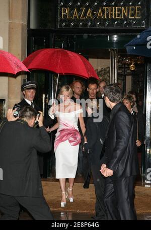 DIE US-Schauspielerin Sharon Stone verlässt am 17. September 2007 das Hotel Plaza Athenee auf dem Weg zu Christian Diors Flagship-Store-Party zum 60. Geburtstag, der Avenue Montaigne in Paris, Frankreich. Foto von Denis Guignebourg/ABACAPRESS.COM Stockfoto