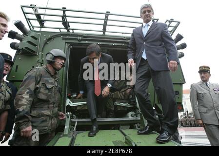 Premierminister Francois Fillon und Verteidigungsminister Herve Morin besuchen am 17. September 2007 die RPIMA, eine Panzereinheit aus Angouleme, Frankreich. Fillon und Morin treffen sich mit Soldaten und besuchen Demos von militärischen Aktionen, die der Truppe zugewiesen sind. Sie fahren auch einige Militärfahrzeuge. Foto von Bernard Bisson/ABACAPRESS.COM Stockfoto