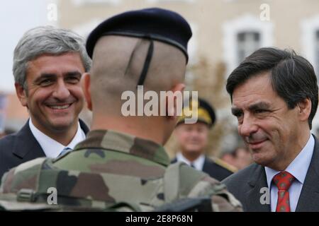 Premierminister Francois Fillon und Verteidigungsminister Herve Morin besuchen am 17. September 2007 die RPIMA, eine Panzereinheit aus Angouleme, Frankreich. Fillon und Morin treffen sich mit Soldaten und besuchen Demos von militärischen Aktionen, die der Truppe zugewiesen sind. Sie fahren auch einige Militärfahrzeuge. Foto von Bernard Bisson/ABACAPRESS.COM Stockfoto