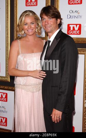Rebecca Romijn und ihr Mann Jerry O'Connell nehmen an der TV Guide Post Emmy Party 2007 Teil, die am 16. September 2007 im Restaurant Les Deux in Los Angeles, CA, USA, stattfindet. Foto von APEGA/ABACAPRESS.COM Stockfoto