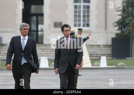 Premierminister Francois Fillon und Verteidigungsminister Herve Morin besuchen am 17. September 2007 die RPIMA, eine Panzereinheit aus Angouleme, Frankreich. Fillon und Morin treffen sich mit Soldaten und besuchen Demos von militärischen Aktionen, die der Truppe zugewiesen sind. Sie fahren auch einige Militärfahrzeuge. Foto von Bernard Bisson/ABACAPRESS.COM Stockfoto