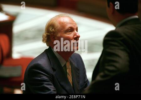 Der französische Minister für Einwanderung, Integration, nationale Identität und Co-Entwicklung Brice Hortefeux hält eine Rede während einer Sitzung in der französischen Nationalversammlung am 19. September 2007 in Paris, Frankreich, um einen Regierungsentwurf zur Verschärfung der Einwanderungsregeln zu diskutieren. Inmitten der Kontroverse über eine Klausel, die den Weg für DNA-Tests von Antragstellern öffnet. Das von Hortefeux verarbeitete Gesetz sieht neue Bedingungen für Verwandte vor, die in Frankreich Familien beitreten möchten, einschließlich Kenntnisse der französischen Sprache und des Nachweises der finanziellen Mittel. Foto von Mousse/ABACAPRESS.COM Stockfoto