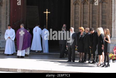 Seine Kinder warten auf die Ankunft des Sarges von Jacques Martin vor der Kathedrale Saint-Jean in Lyon, Frankreich, am 20. September 2007. Foto von Bernard-Dargent-Khayat-Nebinger/ABACAPRESS.COM Stockfoto