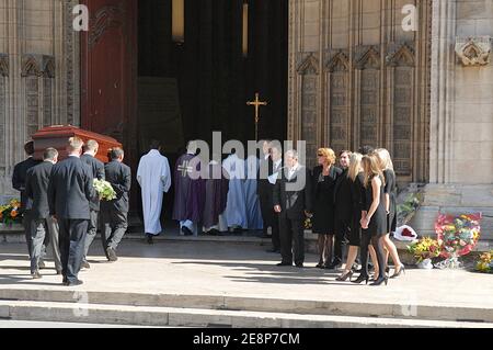 Seine Kinder (r), Blick auf den Sarg ihres Vaters, TV-Anker Jacques Martin, in Saint-Jean-Kathedrale getragen, in Lyon, Frankreich am 20. September 2007. Foto von Bernard-Dargent-Khayat-Nebinger/ABACAPRESS.COM Stockfoto