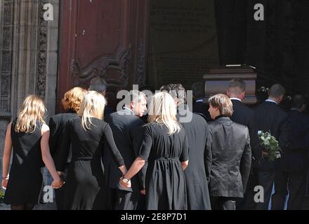 Seine Kinder folgen dem Sarg ihres Vaters, dem Fernsehanchor Jacques Martin, der am 20. September 2007 in der Kathedrale Saint-Jean in Lyon, Frankreich, getragen wird. Foto von Bernard-Dargent-Khayat-Nebinger/ABACAPRESS.COM Stockfoto