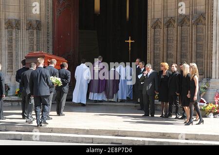 Seine Kinder (r), Blick auf den Sarg ihres Vaters, TV-Anker Jacques Martin, in Saint-Jean-Kathedrale getragen, in Lyon, Frankreich am 20. September 2007. Foto von Bernard-Dargent-Khayat-Nebinger/ABACAPRESS.COM Stockfoto