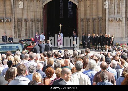 Seine Kinder, (l bis r) David, Elise, Frederic, Jean-Baptiste, Judith, Jeanne-Marie und Juliette schauen in den Sarg ihres Vaters, TV-Anker Jacques Martin, die in Saint-Jean Kathedrale, in Lyon, Frankreich am 20. September 2007 getragen. Foto von Bernard-Dargent-Khayat-Nebinger/ABACAPRESS.COM Stockfoto