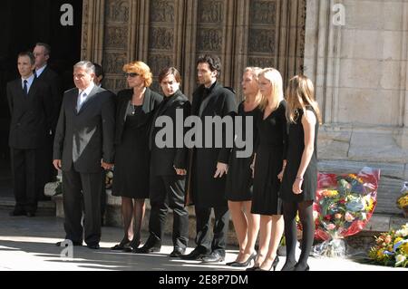 Seine Kinder (l bis r) David, Elise, Frederic, Jean-Baptiste, Judith, Jeanne-Marie und Juliette warten auf die Ankunft des Sarges von Jacques Martin vor der Kathedrale Saint-Jean in Lyon, Frankreich am 20. September 2007. Foto von Bernard-Dargent-Khayat-Nebinger/ABACAPRESS.COM Stockfoto