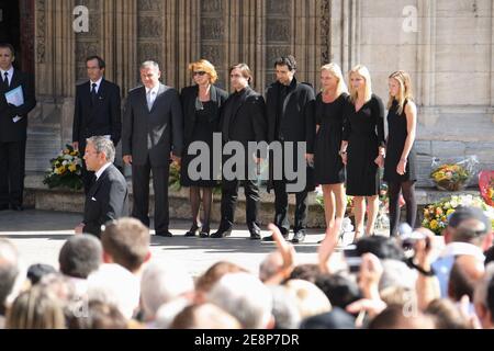 Seine Kinder, (l bis r) David, Elise, Frederic, Jean-Baptiste, Judith, Jeanne-Marie und Juliette verzichten auf den Sarg ihres Vaters, TV-Anker Jacques Martin, in Saint-Jean Kathedrale, in Lyon, Frankreich am 20. September 2007. Foto von Bernard-Dargent-Khayat-Nebinger/ABACAPRESS.COM Stockfoto