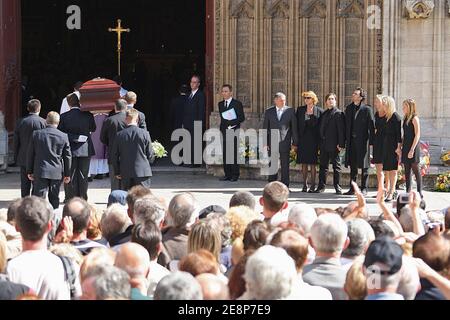 Seine Kinder, (l bis r) David, Elise, Frederic, Jean-Baptiste, Judith, Jeanne-Marie und Juliette schauen in den Sarg ihres Vaters, TV-Anker Jacques Martin, die in Saint-Jean Kathedrale, in Lyon, Frankreich am 20. September 2007 getragen. Foto von Bernard-Dargent-Khayat-Nebinger/ABACAPRESS.COM Stockfoto