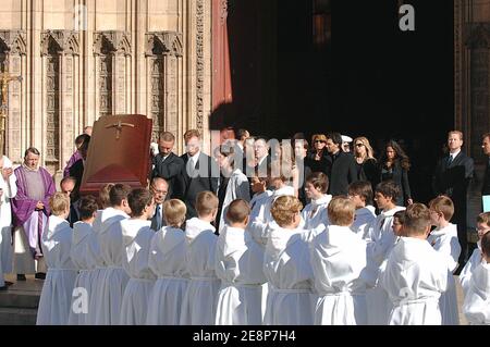 Der Sarg wird nach der Trauerfeier des Fernsehsendern Jacques Martin in Lyon, Frankreich, am 20. September 2007 in der Kathedrale Saint-Jean, gefolgt von Kindern und Familienmitgliedern, durchgeführt. Foto von Bernard-Dargent-Khayat-Nebinger/ABACAPRESS.COM Stockfoto