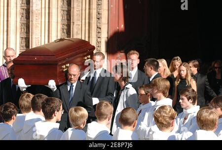 Der Sarg wird nach der Trauerfeier des Fernsehsendes Jacques Martin in Lyon, Frankreich, am 20. September 2007 in der Kathedrale Saint-Jean durchgeführt. Foto von Bernard-Dargent-Khayat-Nebinger/ABACAPRESS.COM Stockfoto