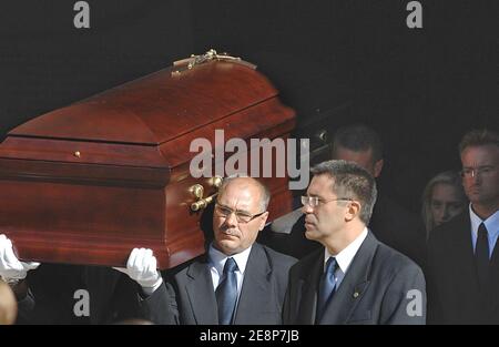 Der Sarg wird nach der Trauerfeier des Fernsehsendes Jacques Martin in Lyon, Frankreich, am 20. September 2007 in der Kathedrale Saint-Jean durchgeführt. Foto von Bernard-Dargent-Khayat-Nebinger/ABACAPRESS.COM Stockfoto