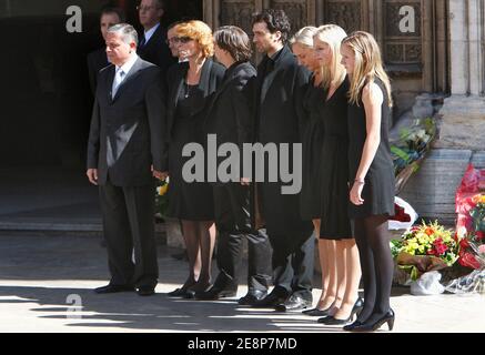 Der Sarg wird nach der Trauerfeier des Fernsehsendes Jacques Martin in Lyon, Frankreich, am 20. September 2007 in der Kathedrale Saint-Jean durchgeführt. Foto von Bernard-Dargent-Khayat-Nebinger/ABACAPRESS.COM Stockfoto