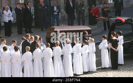 Der Sarg wird nach der Trauerfeier des Fernsehsendes Jacques Martin in Lyon, Frankreich, am 20. September 2007 in der Kathedrale Saint-Jean durchgeführt. Foto von Vincent Dargent/ABACAPRESS.COM Stockfoto