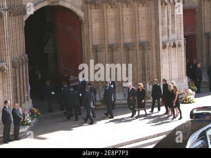 Seine Kinder, (l bis r) David, Elise, Frederic, Jean-Baptiste, Judith, Jeanne-Marie und Juliette schauen in den Sarg ihres Vaters, TV-Anker Jacques Martin, die in Saint-Jean Kathedrale, in Lyon, Frankreich am 20. September 2007 getragen. Foto von Vincent Dargent/ABACAPRESS.COM Stockfoto