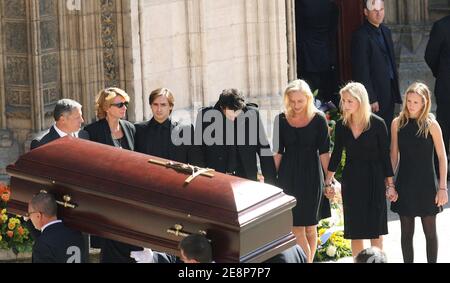 Der Sarg wird nach der Trauerfeier des Fernsehsendes Jacques Martin in Lyon, Frankreich, am 20. September 2007 in der Kathedrale Saint-Jean durchgeführt. Foto von Vincent Dargent/ABACAPRESS.COM Stockfoto