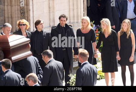 Der Sarg wird nach der Trauerfeier des Fernsehsendes Jacques Martin in Lyon, Frankreich, am 20. September 2007 in der Kathedrale Saint-Jean durchgeführt. Foto von Vincent Dargent/ABACAPRESS.COM Stockfoto