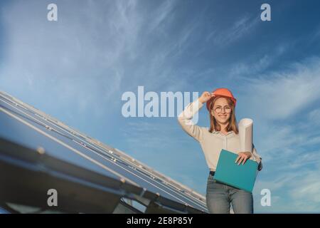 Geschäftsfrauen arbeiten an der Überprüfung der Ausrüstung in Solarkraftwerk mit Tablet-Checkliste, Frau arbeiten im Freien in Solarkraftwerk Stockfoto