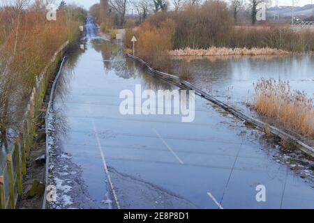 Newton Lane in Allerton Bywater tauchte noch immer unter Wasser, nachdem es am 21. Januar überflutet wurde, als Sturm Christoph heftigen Regen brachte. Stockfoto