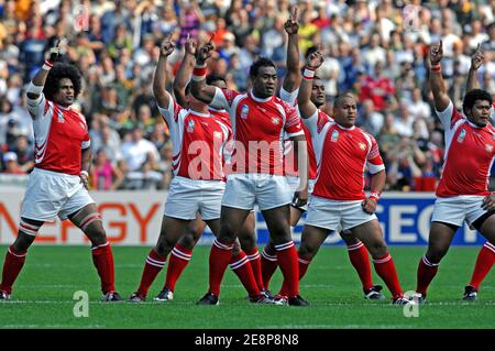 Tonga's Team führen den Haka vor Südafrikas Team während der IRB Rugby World Cup 2007, Pool A, Südafrika gegen Tonga im Bollaert Stadion in Lens, Frankreich am 22. September 2007. Foto von Christophe Guibbaud/Cameleon/ABACAPRESS.COM Stockfoto