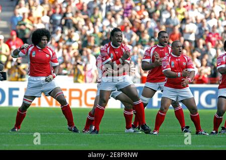 Tonga's Team führen den Haka vor Südafrikas Team während der IRB Rugby World Cup 2007, Pool A, Südafrika gegen Tonga im Bollaert Stadion in Lens, Frankreich am 22. September 2007. Foto von Christophe Guibbaud/Cameleon/ABACAPRESS.COM Stockfoto