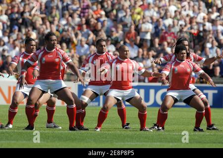 Tonga's Team führen den Haka vor Südafrikas Team während der IRB Rugby World Cup 2007, Pool A, Südafrika gegen Tonga im Bollaert Stadion in Lens, Frankreich am 22. September 2007. Foto von Christophe Guibbaud/Cameleon/ABACAPRESS.COM Stockfoto