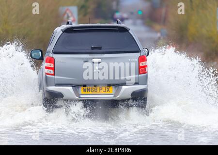 Ein Pickup-Truck fährt durch Flutwasser auf der Newton Lane in Fairburn ings, 10 Tage nachdem er von Storm Christoph überflutet wurde Stockfoto