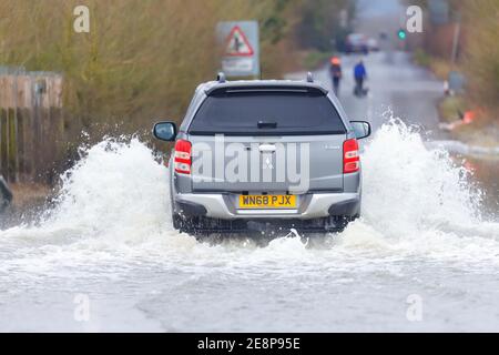 Ein Pickup-Truck fährt durch Flutwasser auf der Newton Lane in Fairburn ings, 10 Tage nachdem er von Storm Christoph überflutet wurde Stockfoto