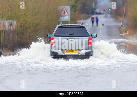 Ein Pickup-Truck fährt durch Flutwasser auf der Newton Lane in Fairburn ings, 10 Tage nachdem er von Storm Christoph überflutet wurde Stockfoto