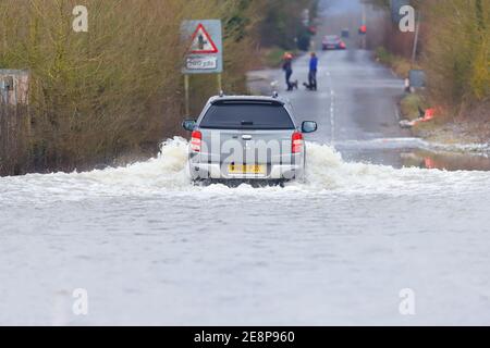 Ein Pickup-Truck fährt durch Flutwasser auf der Newton Lane in Fairburn ings, 10 Tage nachdem er von Storm Christoph überflutet wurde Stockfoto